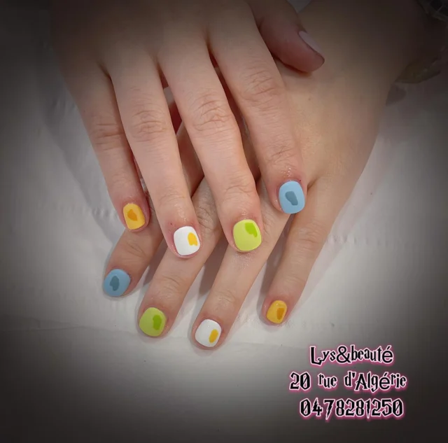 💅🏻💅🏻💅🏻
pose semipermanent sur les ongles naturel 
💛💚💙🤍❤️
Follow us @lysbeautelyon RDV en privé 
·
·
·
·
·
·
·
·
#lysbeautelyon#lyon#nails#ongles#lyonnaise#nailart#manucure#nailslyon#semipermanent #extensiondecils#nailsart #lyon1 #terreaux #placeterreaux