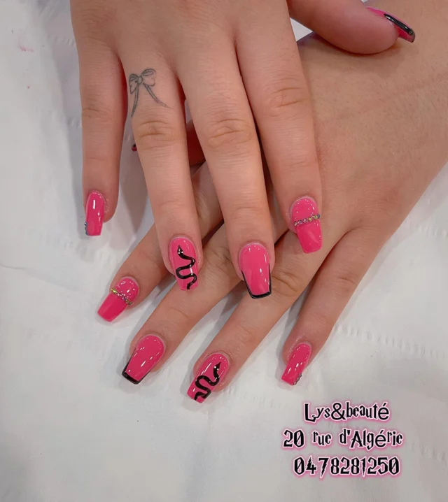 💅🏻💅🏻💅🏻
Pose les ongles complet 
🐍🐍🐍
Follow us @lysbeautelyon RDV en privé 
·
·
·
·
·
·
·
·
#lysbeautelyon#lyon#nails#ongles#lyonnaise#nailart#manucure#nailslyon#semipermanent #extensiondecils#nailsart #lyon1 #terreaux #placeterreaux