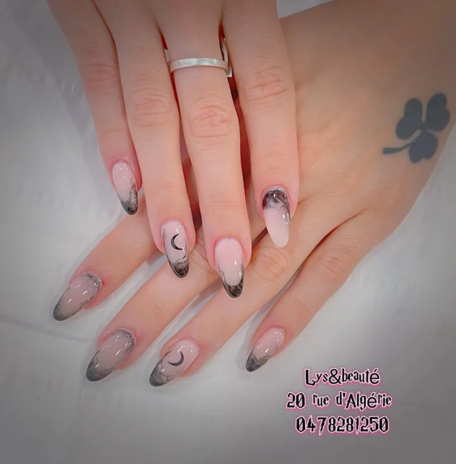 💅🏻💅🏻💅🏻
Pose les ongles complet 
🖤🖤🖤
Follow us @lysbeautelyon RDV en privé 
·
·
·
·
·
·
·
·
#lysbeautelyon#lyon#nails#ongles#lyonnaise#nailart#manucure#nailslyon#semipermanent #extensiondecils#nailsart #lyon1 #terreaux #placeterreaux